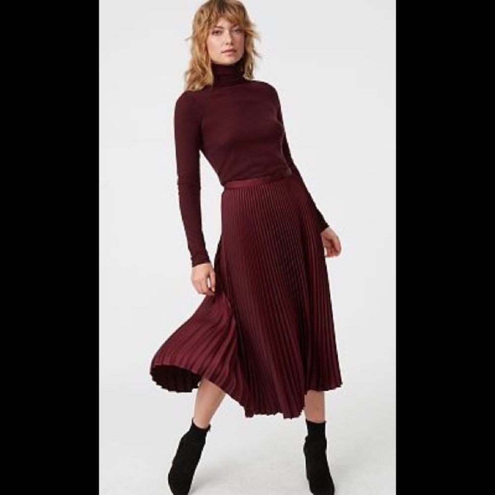 Maroon pleated skirt club Monaco size 8